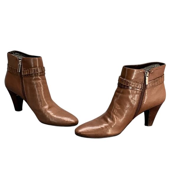 Bandolino Brown Leather Gold Buckle Side Zip Wooden Heel Ankle Bootie Women 9.5 - Picture 3 of 10